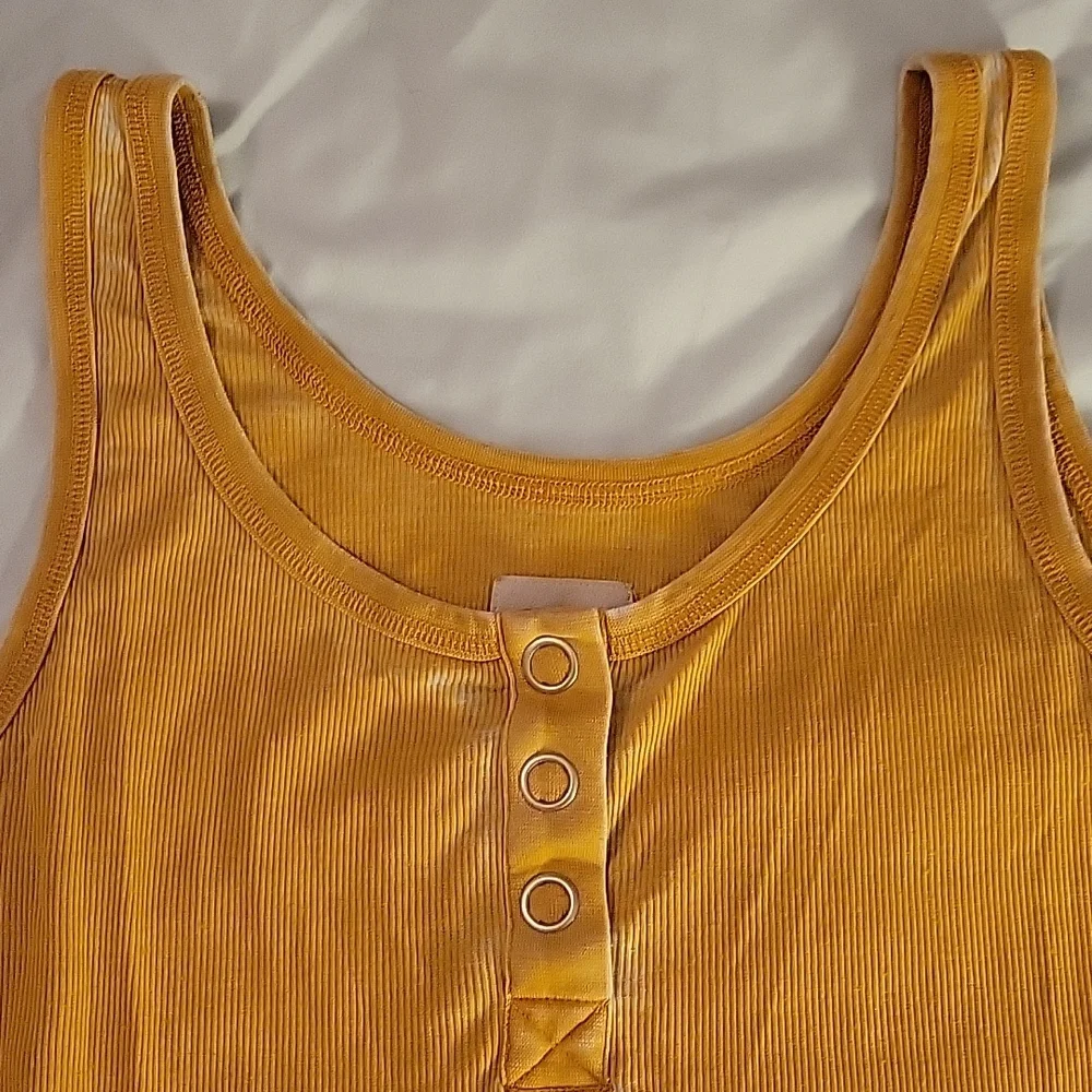 Henley Ribbed Snap Tank by CHASER Size L - Picture 3 of 4